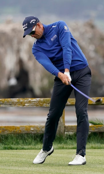 Stenson poses for selfie with fan after errant shot